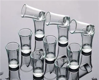 Piccolo tazza di vetro a tiro trasparente