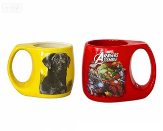 Tazza in ceramica con pancia curva e manico
